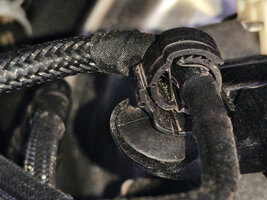 Schelle an Kraftstoffleitung Original.jpg